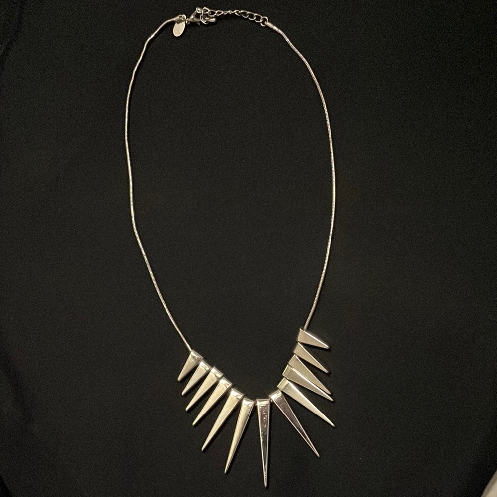 Express Silver Necklace with Geometric Design